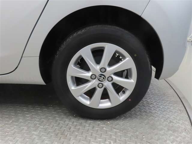 車両のデザインにマッチした純正アルミホイールを装着しています。