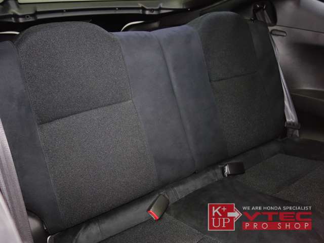 後部座席も使用感少なくきれいなコンディションを保っております。リアアシートを倒したときの荷物スペースはかなりのものです。
