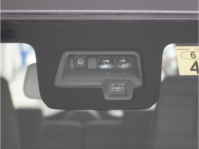 【デュアルセンサーブレーキサポート】フロントガラスに設置された単眼カメラ＆赤外線センサーで前方の車両や歩行者を検知し、衝突事故時の被害を軽減します。