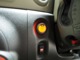 運転席左手でオレンジ色に光るのはワンプッシュでエンジンのON/OFFができるプッシュボタン　さらにその下にはエコモード・スイッチ　これで燃費にやさしいエンジン回転をチョイス