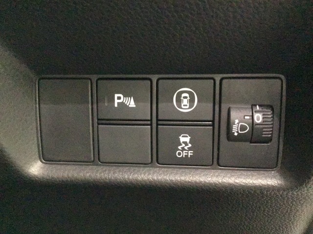 ★運転席の周りには手の届く範囲に、Hondaセンシング用のメインスイッチがついています。