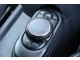 【iDriveコントローラー】手元でナビゲーション操作、姿勢を変えたり、目線を大きくそらすことなく安全な運転ができます