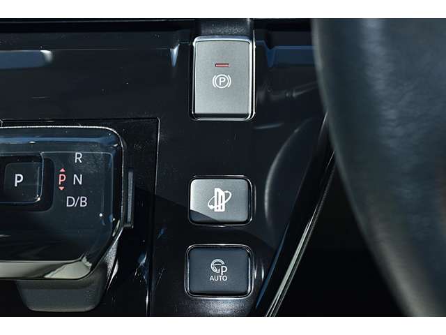 スイッチ操作で作動できる電動パーキングブレーキを装備！また、信号待ちなどの停車時にブレーキペダルから足を離しても停車状態を維持することができるブレーキオートホールドスイッチも装備しています。