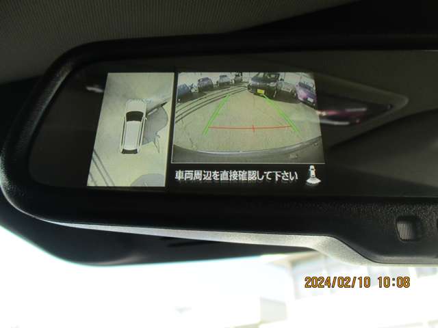 バックモニター付きです。車の後方に小型カメラが付いており、バックする際の後方の様子をモニター上に表示します。小型カメラに傷がなく、キレイな状態なので、クリアな映像が映し出されます。