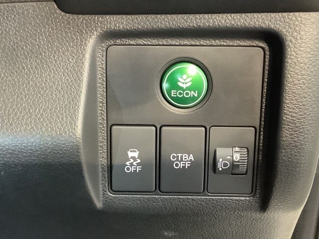 ハンドルの右側にはCTBA（シティブレーキアシストシステム）とVSA（ABS＋TCS＋横滑り抑制）の解除スイッチがついています。燃費に役立つＥＣＯＮボタンもここです。