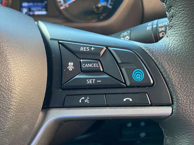 ステアリング右側のスイッチは「プロパイロット」用のコントロールボタンが集中しています。高速道路のロングドライブ、渋滞走行でもアクセル、ブレーキ、ハンドルの操作を車がアシスト。ゆとりある運転が可能です。