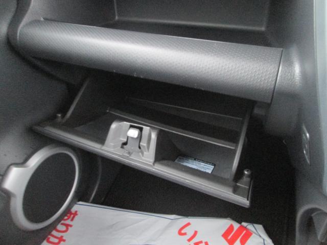 助手席前インパネ／グローブボックスは車検証入れに丁度良いサイズです。