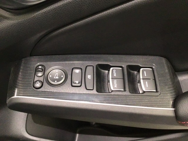 パワーウインドウは運転席でドア４枚とも上下の操作ができるようになっています。子供さんが勝手に操作できないようにロックすることも可能です。