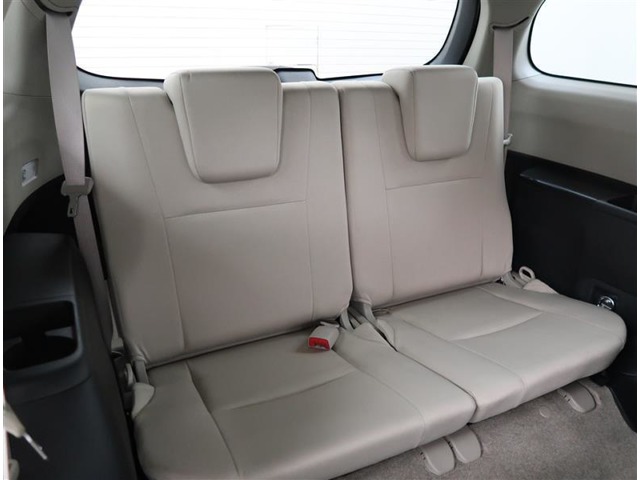 【サードシート】サードシートもリクライニングが可能な２人掛けシートになります。