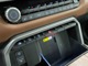 左からトウモードのスイッチ、カメラ映像のVIEWスイッチ、トラクションコントロール（横滑り防止装置）のスイッチ、ハザード、エアサス車高調整スイッチが備わっています。