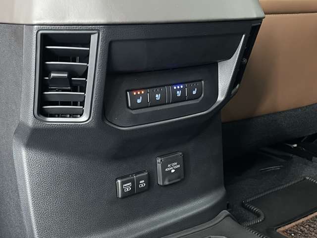 リアシートにもシートヒーター＆シートクーラーが付いているのは嬉しいですね。USB/USB-cポートも備わります。
