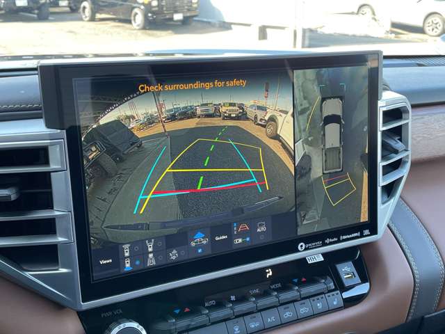 上空から見下ろすような画像処理でより安全な運転をサポートする360°カメラが標準装備されています。