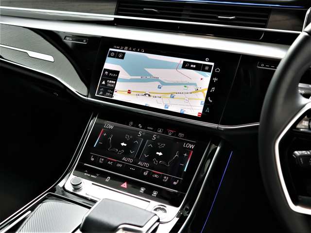 ナビゲーションシステムはドライバーが見やすい角度に調整されております。