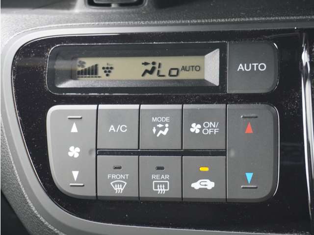 オートエアコンですので、車内を快適な温度で過ごすことができます！