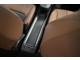 ■運転席と助手席の間に、マルチに使える「テーブルコンソール」を装備。　カバンを置いたり上着を置いたり、さまざまな使い方ができます。