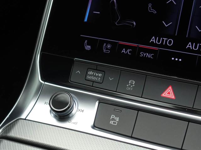 アウディドライブアシスト  ボタン操作ひとつでパワーステアリングのアシスト量、エンジン、ギアチェンジ特性など走行特性を選べます