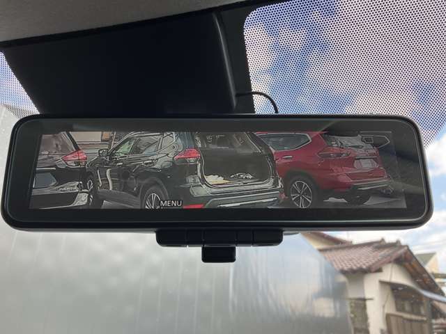 インテリジェント ルームミラー（ スマートミラー）は車両後方にあるカメラの映像をルームミラーに映し出すので、乗員やヘッドレスト、積載物などで、視界さえぎられる事なく後方視界を確認出来ます。