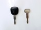 【キーレス】キーレスエントリーシステムを採用しております。車の鍵穴に差し込むことなくドアのロック、アンロックが可能です。