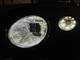 最新のマトリクス技術が用いられたヘッドランプはダイヤモンドの様な輝きを放つ！内部に施されたクリスタルガラスをモチーフにしたという細かなエッジ加工が目を引く！ベントレーのＢマークがライト内にも施される！