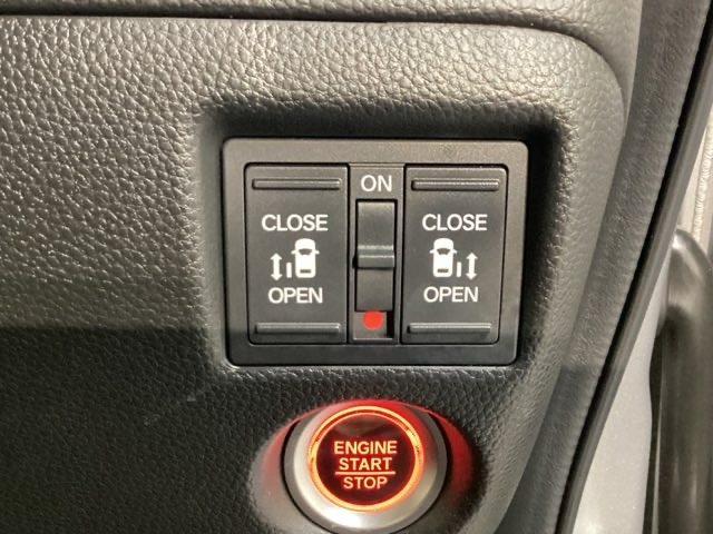 リアドアは乗り降りに便利な両側電動スライドドアです。また運転席に座っていながらスイッチ操作で自在にスライドドアを開け閉めできます。エンジンスタートボタンもここです。