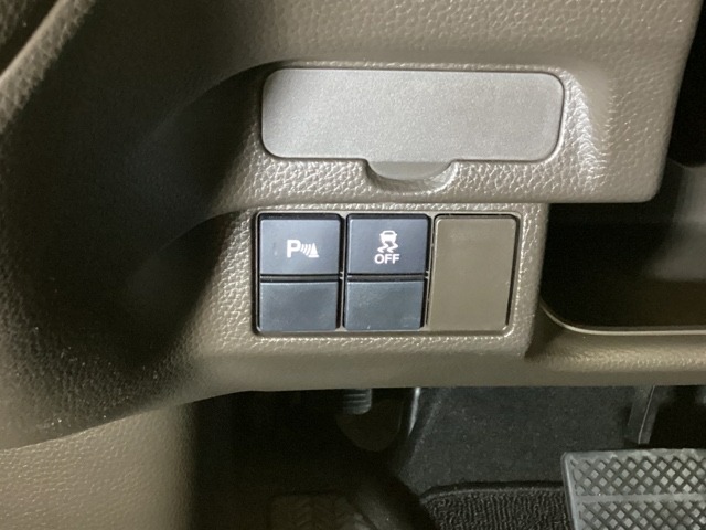 ハンドルの左下にVSA（ABS＋TCS＋横滑り抑制）の解除スイッチと駐車の際など、障害物が近づくと音で知らせてくれるパーキングセンサーがついています。