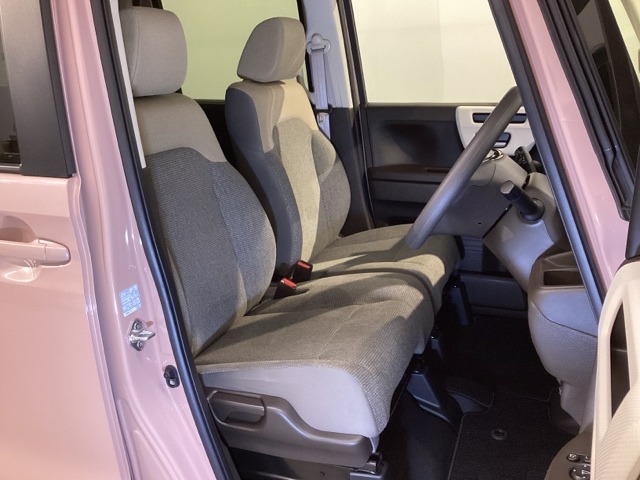 座面も厚みがあり背もたれも高く、広い足元にゆったり座れるシートは長距離の運転でも疲れにくいシートです。運転席と助手席の間の足元が空いているため、助手席側への移動がスムーズです。