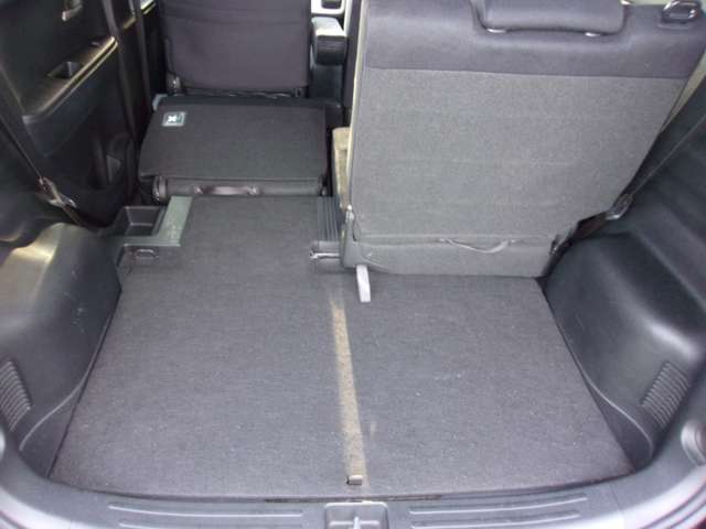 リアのシートを格納すれば、広い荷室として使用できます。多くの荷物の移動に便利です。