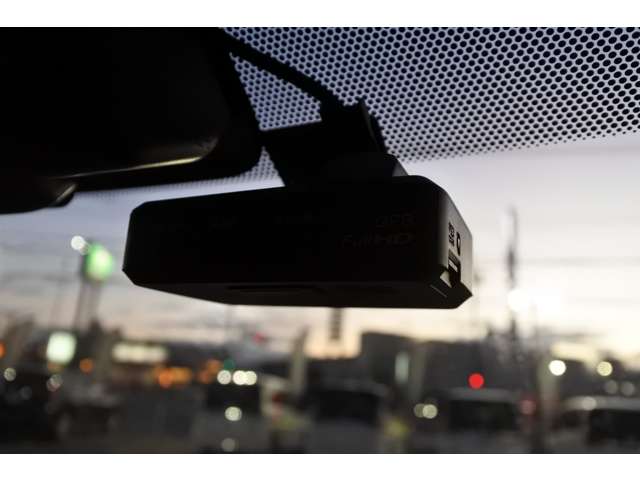 ドライブレコーダー、高速での走行時夜間、もしもの事故の瞬間などしっかりと録画され、鮮明な画像で細部まで確認できます。