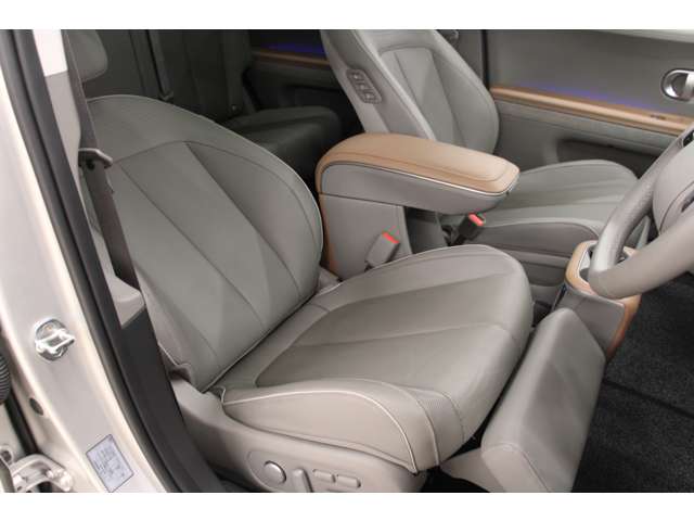 運転席と助手席は、快適な姿勢でリラックスできる、『リラクゼーションコンフォートシート』が装備されています。
