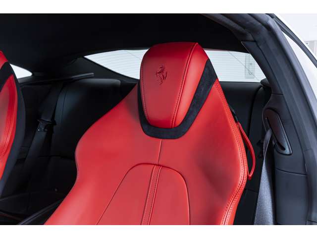 外装色はBianco Cervino、内装色はRosso Ferrariの組み合わせでございます。