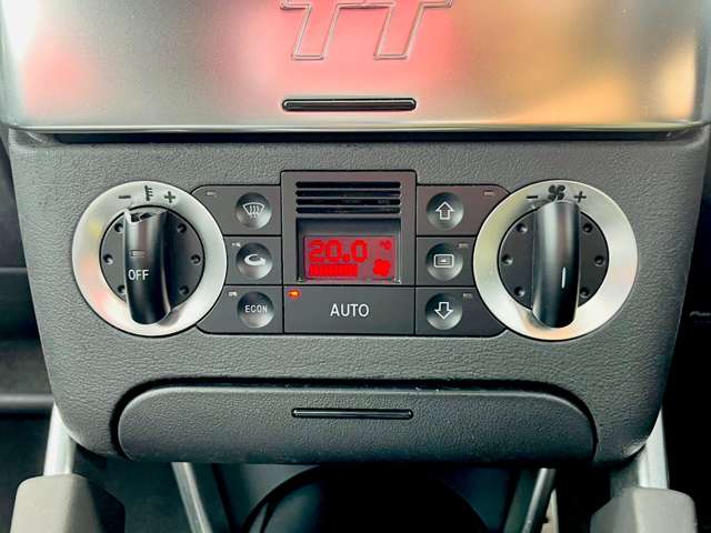 「オートエアコン」が付いています。１年中快適な室内を提供！車内温度を設定すると、風量を自動で調節してくれます。