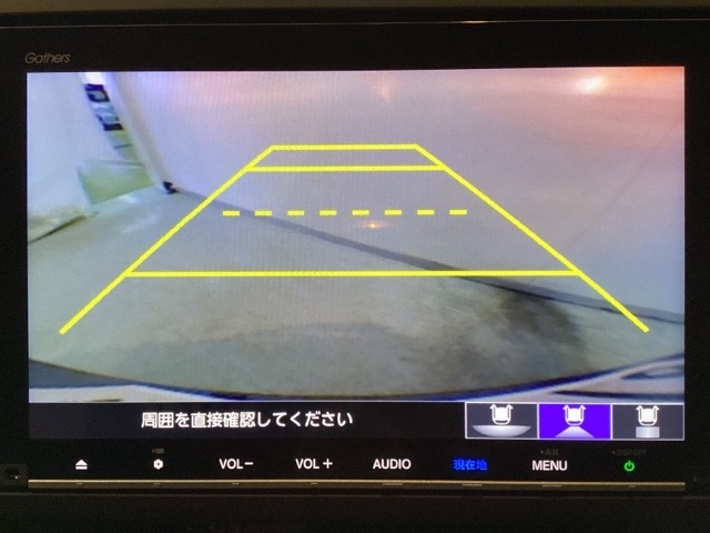 バックでの車庫入れも安心です！ リアカメラが付いているバックモニター付のナビを装備しております。操作線もついており距離感も画面から確認できます。