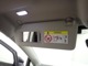 運転席、助手席のサンバイザーにはLED照明付きのバニティミラーが備わっています。