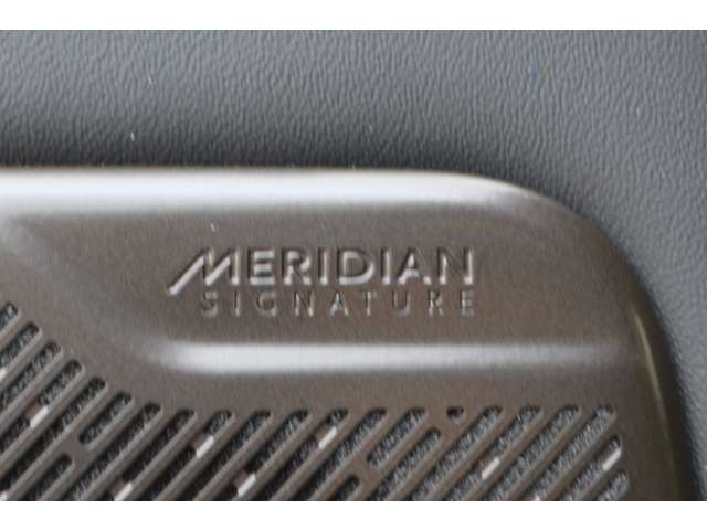 MERIDIANシグネチャーサウンドシステムは”アクティブロードノイズキャンセレーション（ハイ）”により車内の静粛性を誇ります。