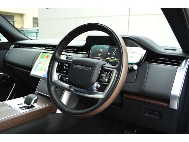 オプションのSV Bespoke wood and leather steeringwheelが装着されています。