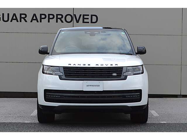 ＲＡＮＧＥ ＲＯＶＥＲの特徴的なクラムシェルボンネットは１枚のアルミニウムで成形したクラムシェルボンネットはより滑らかに。気品に満ちた印象的な． スタイルを生み出しています