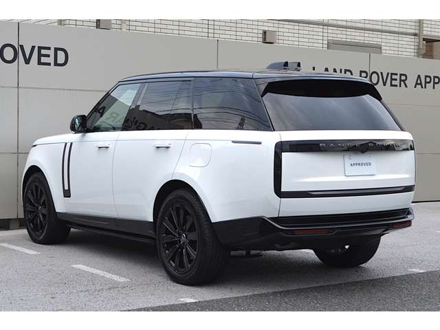 ブレーキランプとウインカーの発光エリアが視覚的に整理されていて縦長のテールランプとテールゲートを横一文字に横断するガーニッシュ内にターンランプが配置されて、フラットなデザインとなります。