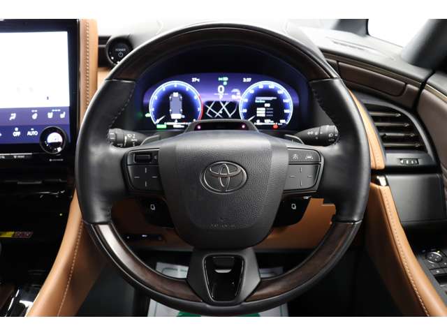 本革巻き3本スポークステアリング：タッチトレーサーオペレーション式ステアリングスイッチ　ドライバーモニター　ステアリングヒーター搭載