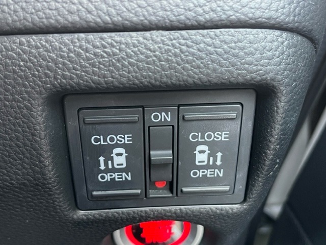 リモコンや運転席のスイッチ操作のほか、ドアハンドルを少し引くだけでリアドアが自動開閉します。強風時やお子様が不意にドアを開けて隣のクルマにぶつけてしまうことを防いでくれます。
