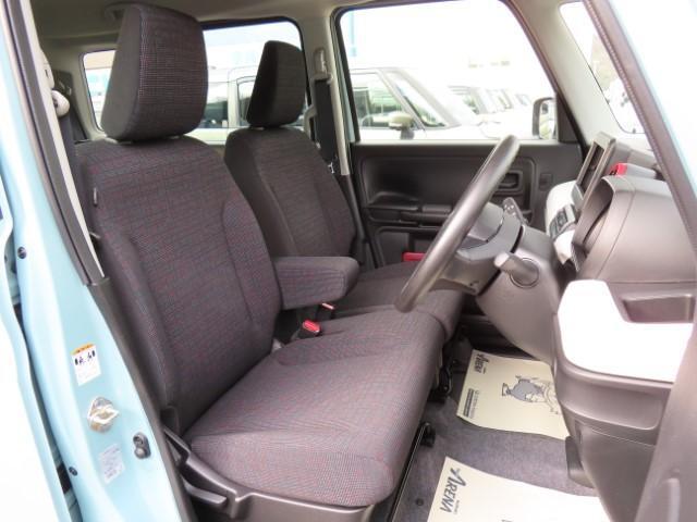 運転席、助手席がくっついたベンチシートタイプの前席です。ゆとりのあるシートなので快適にお乗りいただけます。運転席、助手席はそれぞれお好みの位置に調節ができます。
