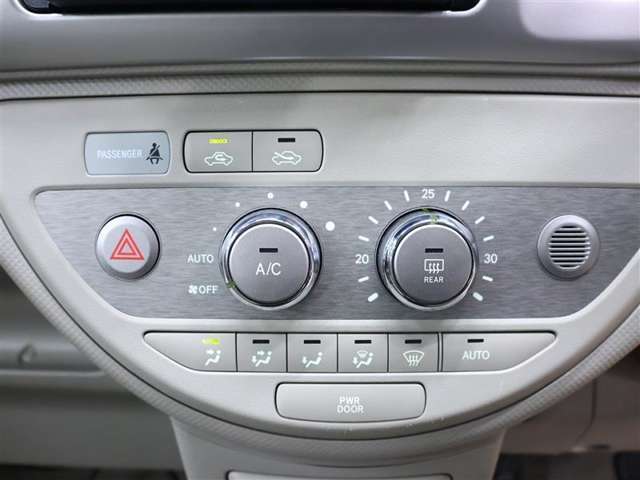 オートエアコン付きなので一度、温度を設定すれば自動的に過ごし易い温度に調整してくれますよ。車内をいつでも快適空間にしてくれます。