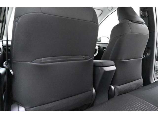 ■シートバックポケット（運転席・助手席）／ファスナー付きポケット（助手席） 装備