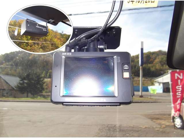 最近のドライブの必需品の”ドライブレコーダー”を装備していますので、まさかの時に役立ちます。前後カメラタイプです。