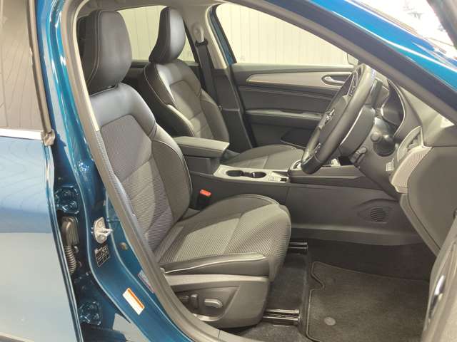 暖かさを2段階に調節できる快適な前席シートヒ前席は電動シートで、細かなシートポジションの調整が可能。運転席には電動ランバーサポート機能を装備。