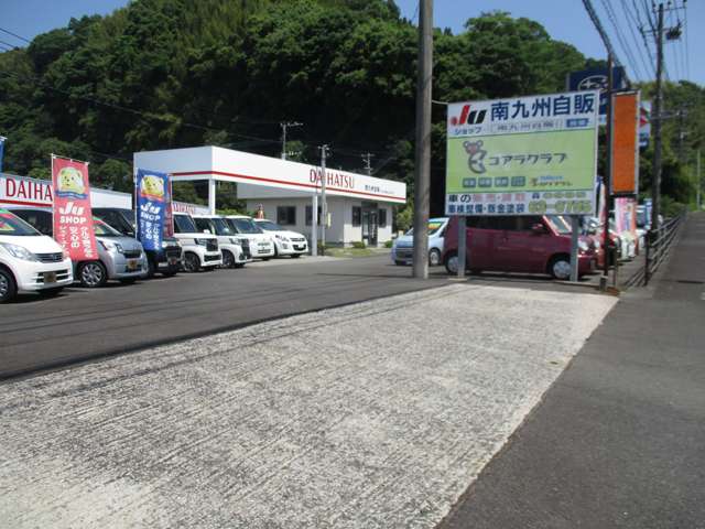 県道55号栗野加治木線 加治木インターチェンジ近く 上り坂左の中古車展示場にお車はございます。お気軽にお立ち寄りくださいませ♪
