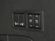 リアゲートを開けたインテリアパネルの右側にあるスイッチ操作でセカンドシートフォールディング、サードシートのフルフラット電動格納が出来ます。