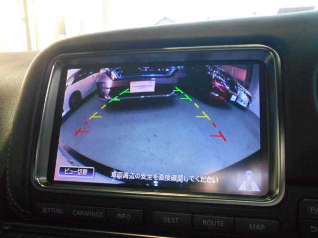 シフトレバーを「R」に入れると、自動的に車両後方がカラーでモニターに表示されます。目安線も表示されるので、分かりやすいですね!