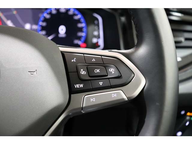 ドライブアシストメニュー、デジタルメーターはハンドル右側のボタンにて操作します。
