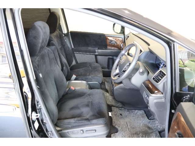 全ての座席で皆様に快適におくつろぎいただけるよう膝周りにゆとりを持たせ、心地よく座れるよう設計されています！！