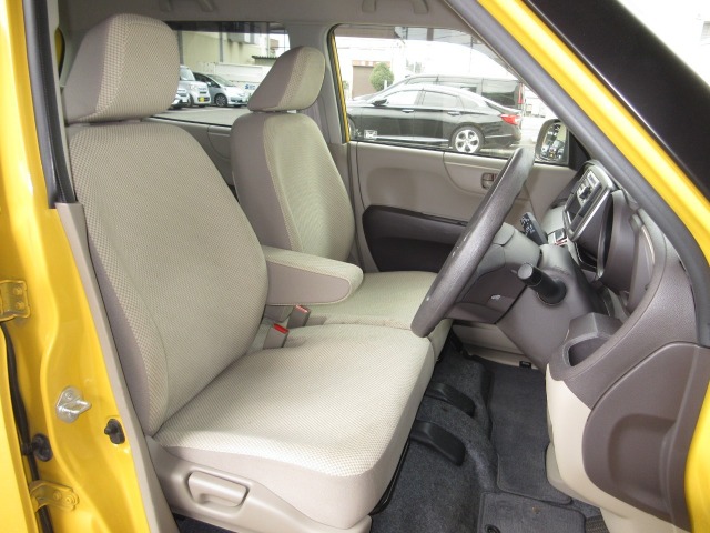 N-ONEのフロントシートは ベンチシートを採用。体を包み込むような安心感の高い形状とし、アームレストを全タイプに装備しました。
